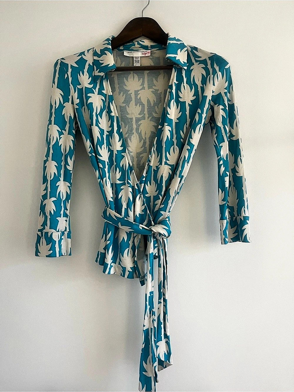 Diane von Furstenberg Silk Wrap blouse Floral in Teal & Cream
Size 6